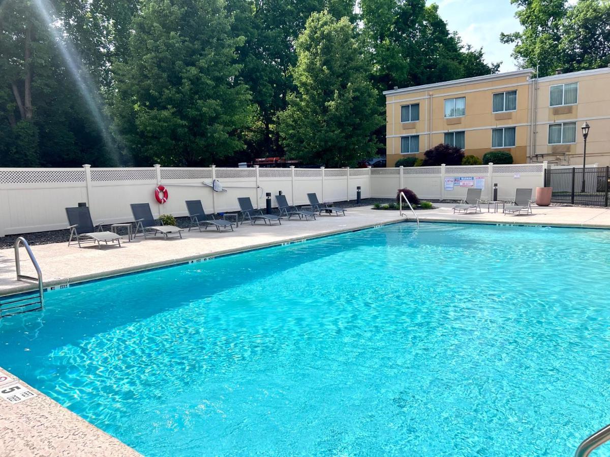 La Quinta By Wyndham Danbury Hotel Bagian luar foto