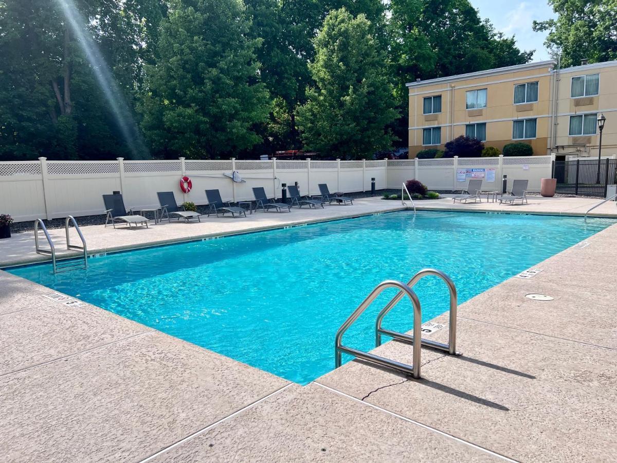La Quinta By Wyndham Danbury Hotel Bagian luar foto